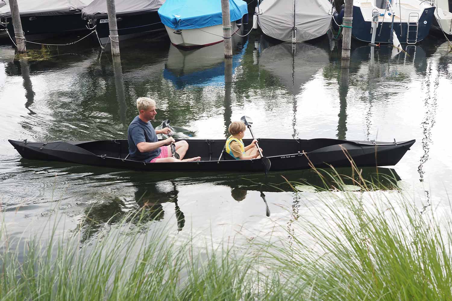 Anfänger im kippstabilen VIK Faltkajak bei einer entspannten Tour.