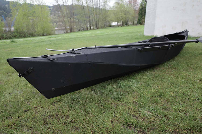 Ein offenes VIK Faltkajak von oben, das die symmetrische Form und den geräumigen Innenraum für Gepäck zeigt.