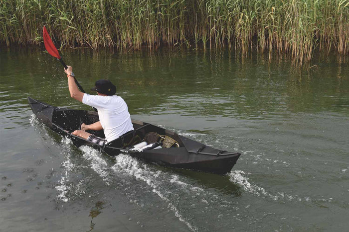 Blick in das Cockpit eines VIK Faltkajaks mit systematisch verstauten Drybags für eine Tagestour.